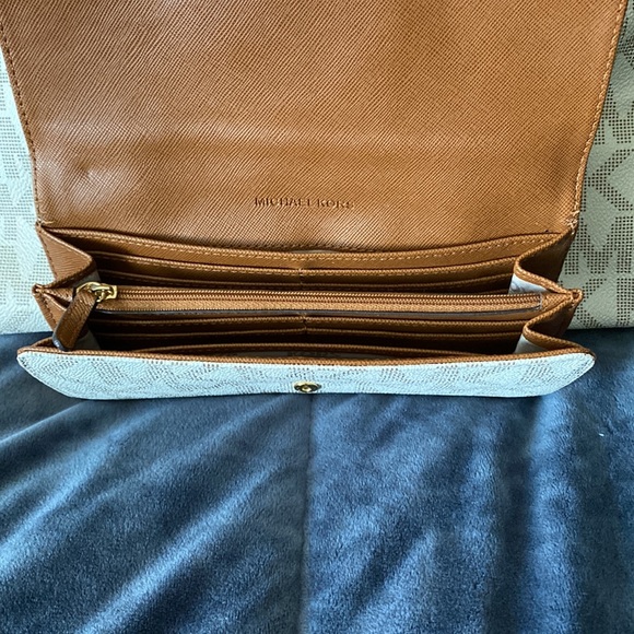 Micheal Kors large handbag - Picture 4 of 4